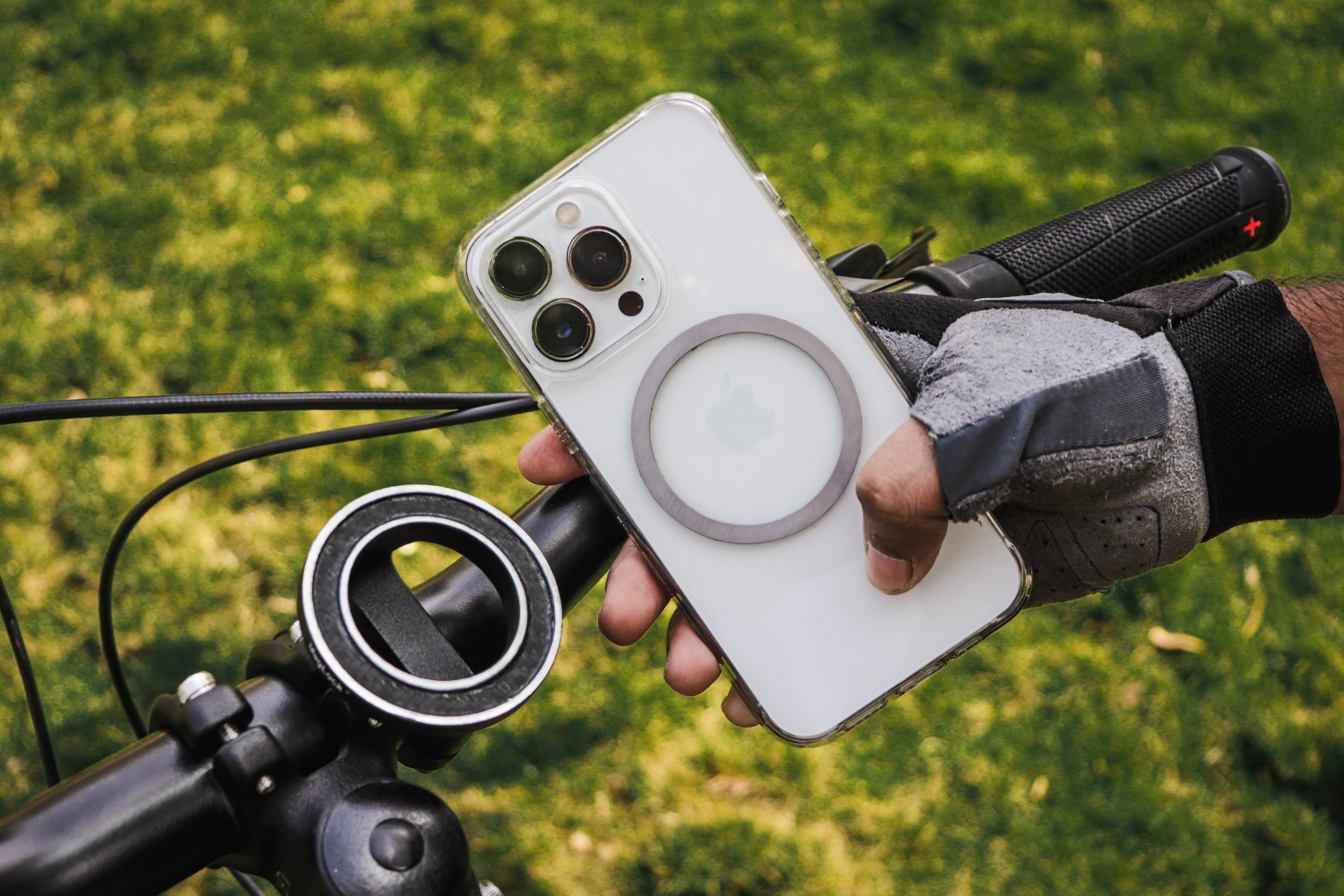 URA MagLock Handlebar Magnetic Phone Mount for Bicycles (Texture Matte Black)